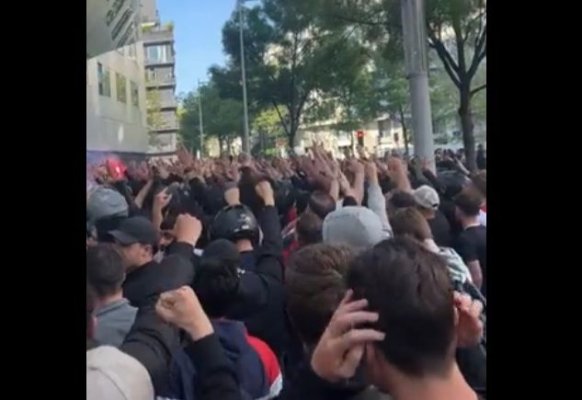 Fanii lui PSG s-au strâns în fața clubului pentru a-l înjura pe Messi