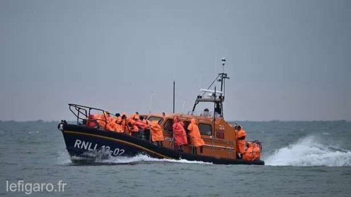 Franţa: Peste 60 de migranţi salvaţi în Canalul Mânecii