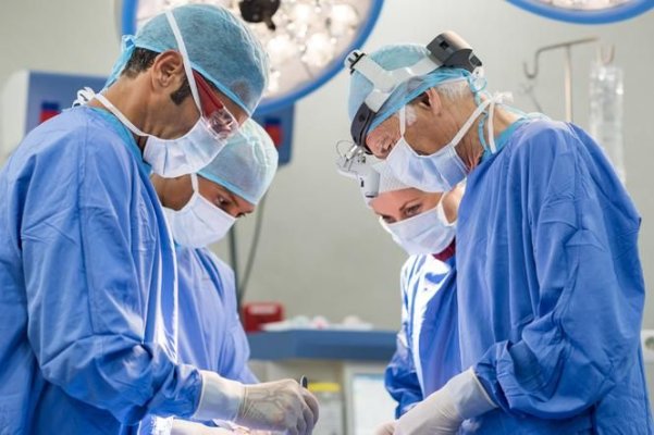 Femeie cu o tumoră cerebrală de 10 centimetri, operată cu succes la Spitalul de Neurochirurgie Iași