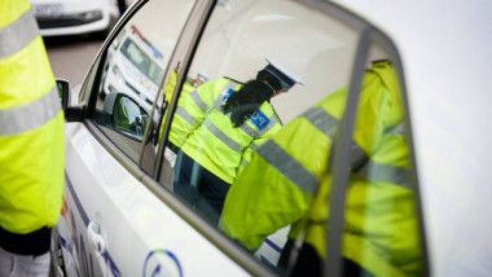 Un şofer rămas fără frâne s-a aruncat din mașină în mers