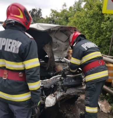 Coliziune între două autoturisme: o persoană a ajuns la spital