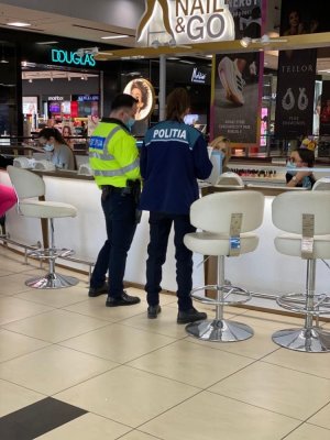 Polițiștii, acțiuni de prevenire a violenței domestice...în mall