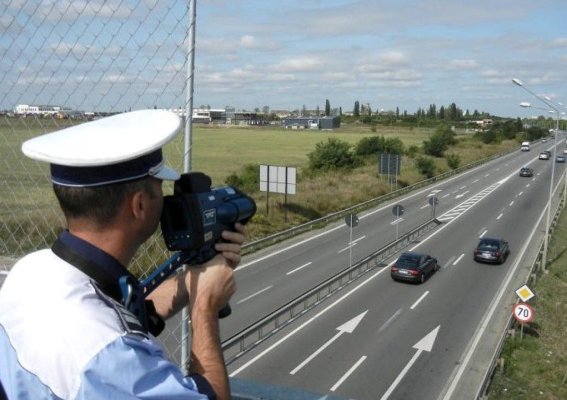 Un șofer a fost prins că circula cu 243 km/h, pe autostradă, cu trei copii în mașină
