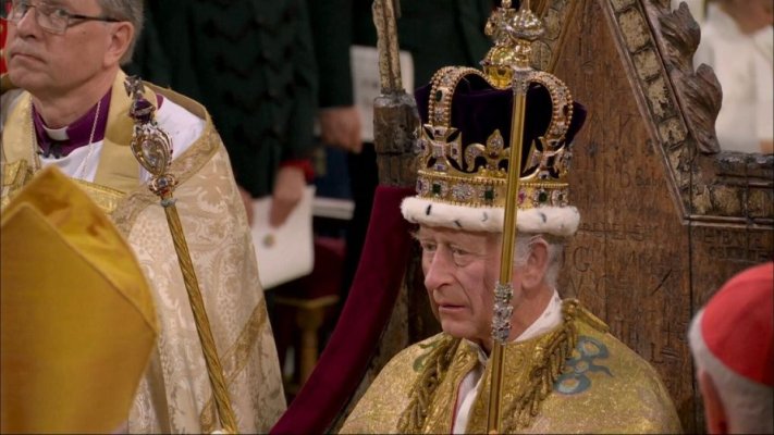 Regele Charles al III-lea a fost încoronat. 