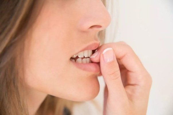Îți rozi pielițele de la unghii? Îți pui sănătatea în pericol