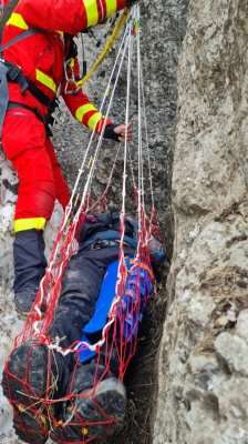 Doi soți, salvați cu elicopterul după ce au căzut într-o râpă  pe Valea Caraimanului