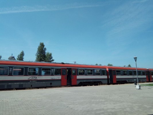 Călători abandonaţi cu orele pe câmp, după ce o locomotivă s-a defectat