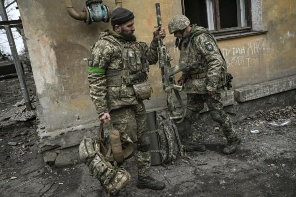 Rusia continuă să-şi concentreze eforturile ofensive în jurul oraşelor ucrainene de pe frontul de est