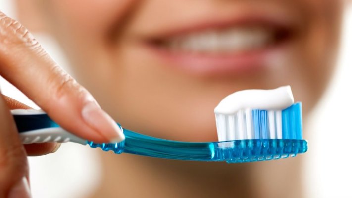 Motivul dezgustător pentru care periuța de dinți nu ar trebui ținută în baie