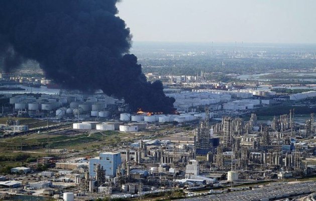 Incendii de amploare în Texas şi California, izbucnite la o rafinărie şi un depozit de mobilă