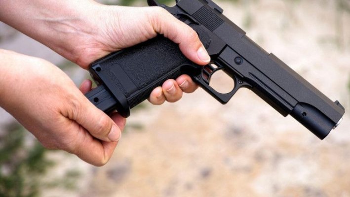 Judecător din SUA: Interzicerea vânzării pistoalelor tinerilor sub 21 de ani încalcă dreptul constituţional la arme de foc