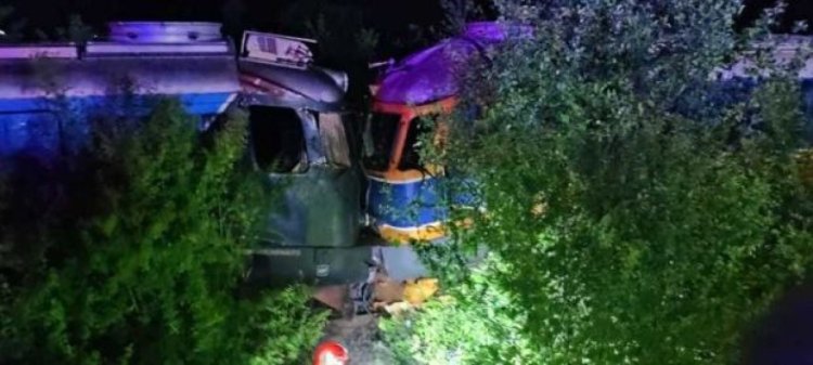 Haos total la CFR: două locomotive s-au ciocnit, unul din mecanici era beat