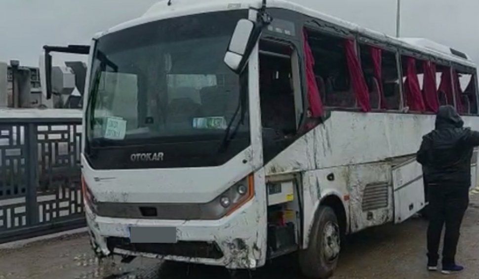 Plan Rosu de Interventie: Un autocar cu 32 de persoane la bord s-a rasturnat