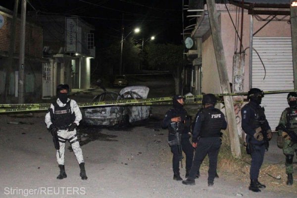 Mexic: Patru poliţişti răniţi în explozia unei maşini-capcană