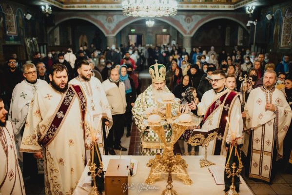 Arhiepiscopul Teodosie a fost întrerupt în timpul slujbei. 