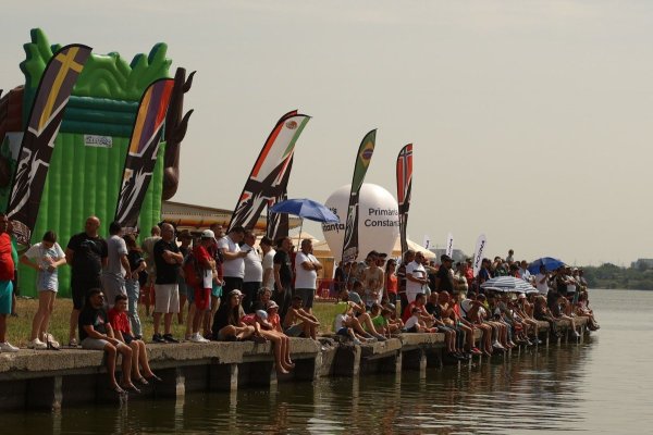 Bolizi cu sute de cai putere s-au întrecut pe lacul Siutghiol, în stațiunea Mamaia. Video