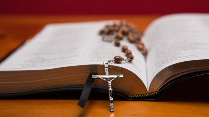 Biblia a fost retrasă din bibliotecile din Utah pe motiv că e plină de vulgarități și violență