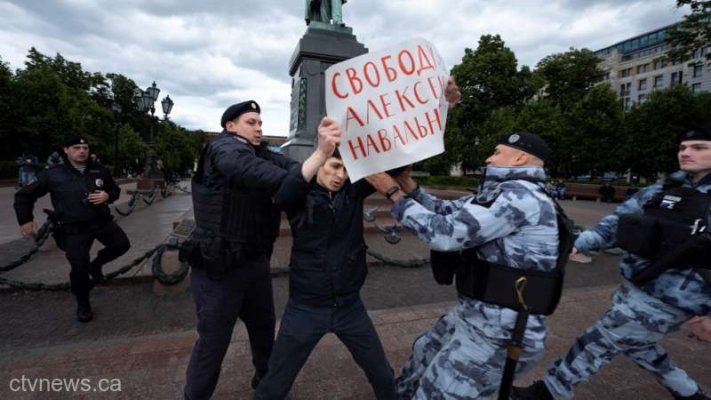 Rusia: Arestări la protestele desfăşurate în sprijinul lui Navalnîi, care a împlinit duminică 47 de ani