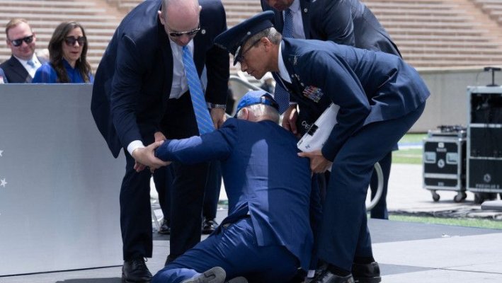 Joe Biden s-a împiedicat și a căzut pe scenă, în timpul unei ceremonii din SUA