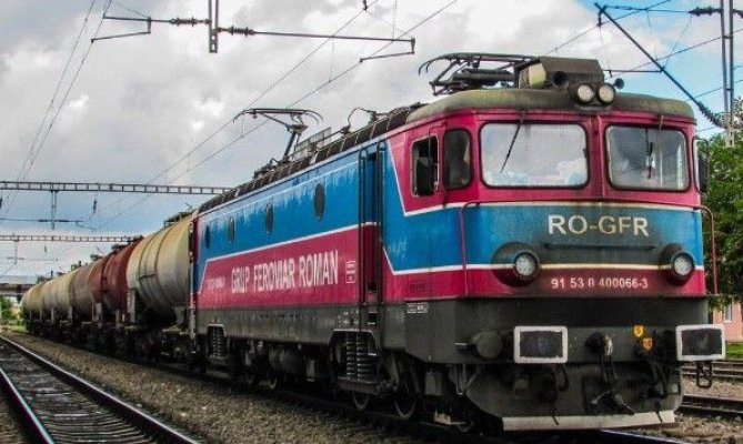 Două trenuri încărcate cu materiale combustibile, la un pas de coliziune. Unul dintre mecanici adormise 