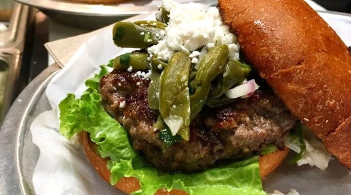 Burgeri din larve de viermi și soia, deja în vânzare la supermarket
