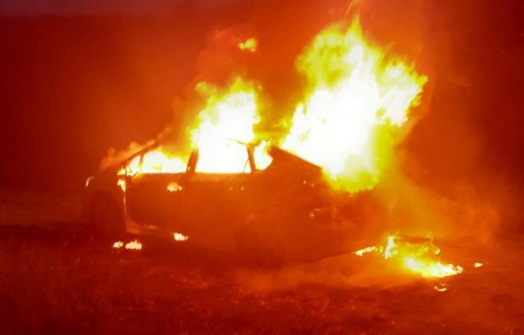 Un autoturism hibrid a ars ca o torta, iar soferul a fost gasit carbonizat