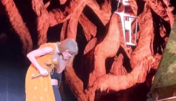 Taylor Swift a înghițit o muscă la un concert. Cum a reacționat în fața a mii de spectatori. Video