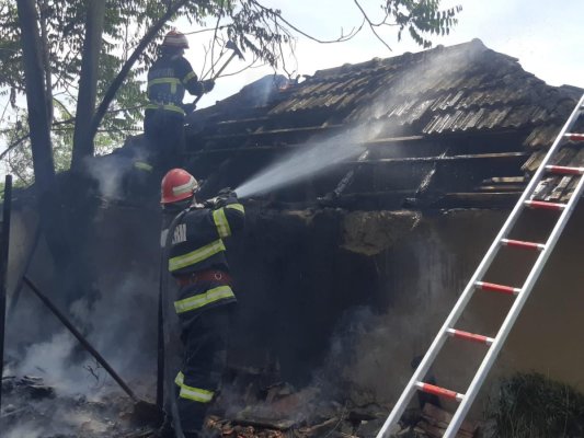 Incendiu izbucnit la o anexă gospodărească din Agighiol, de la o ţigară aprinsă