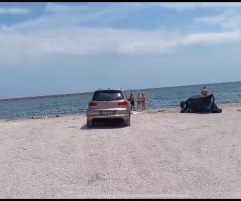 A început sezonul turiștilor care intră cu mașinile direct pe plajă! Video