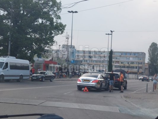 Un BMW a rămas în mijlocul străzii, la Gară, din cauza unei defecțiuni