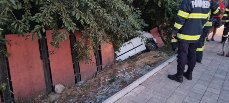 Mașină căzută de pe pod, la Doraly. O persoană a fost rănită. Video