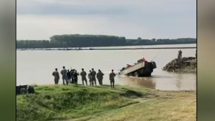 Explicațiile MApN după ce o blindată Piranha „s-a dus la fund“ în Dunăre! Video
