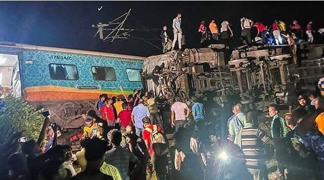 Catastrofa feroviara in India. Peste 200 de oameni au murit si 900 au fost raniti! Video 