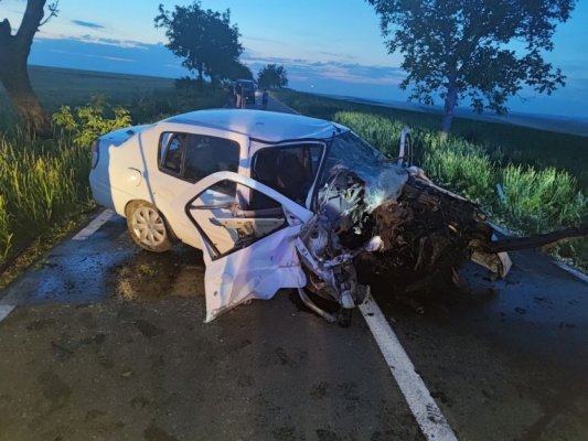 Impact fatal: Trei victime, după ce o mașină s-a lovit de un copac