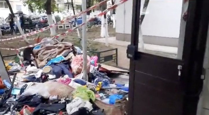 Cadavre de câini și munți de gunoaie, găsite în apartamentul unei femei