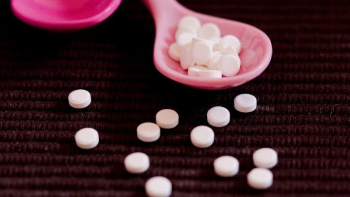 Aspartamul, îndulcitor folosit în multe produse, urmează să fie declarat posibil cancerigen