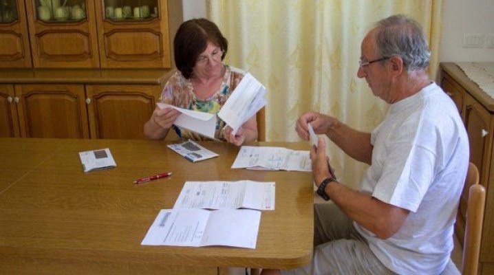 Cum au fost păcăliți zeci de români cu credite-surpriză la bancă