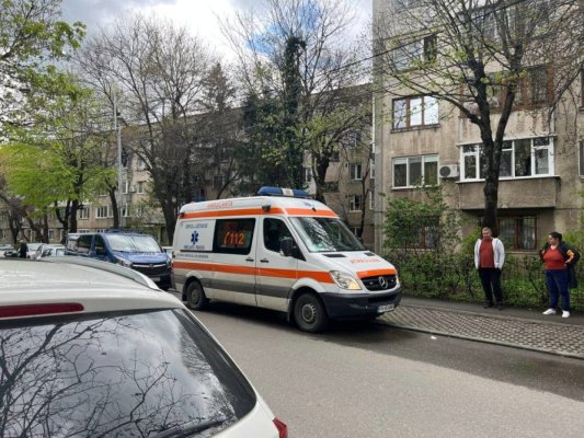 O copilă de 4 ani lăsată nesupravegheată a căzut de la etajul 4 al unui bloc 