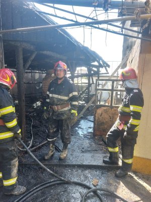 Continuă intervenția la breșa digului de protecție Carasuhat
