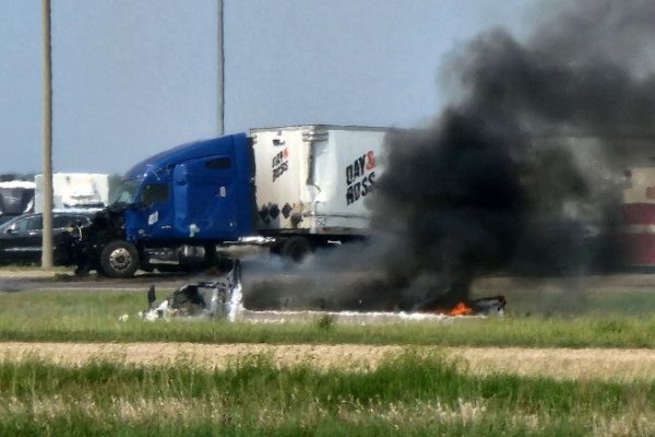 15 morți după ce un camion a lovit un autobuz pe autostradă
