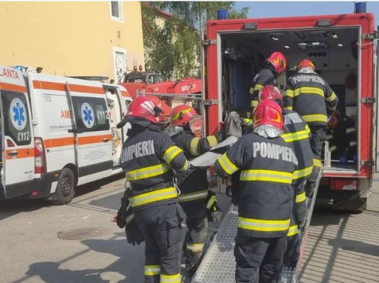 Momente de groază: Tavanul unui imobil s-a prăbușit peste mai mulți muncitori. Video