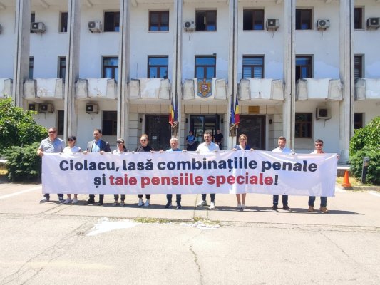 USR Constanța protestează ”împotriva cinismului cu care guvernanții tratează problema pensiilor speciale”. Video