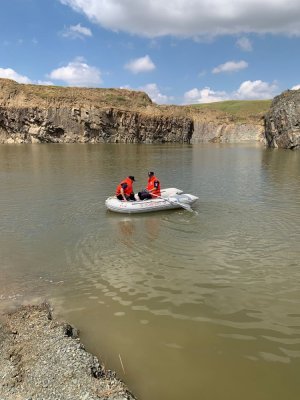 Pompierii au reluat căutările unui bărbat dispărut într-un lac
