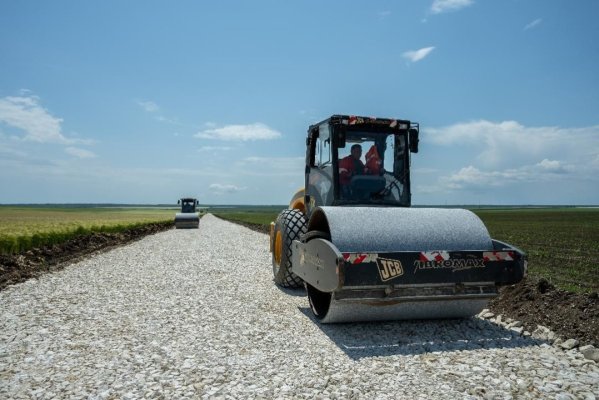 Lucrările la DJ 393 Albești-Coroana avansează cu repeziciune
