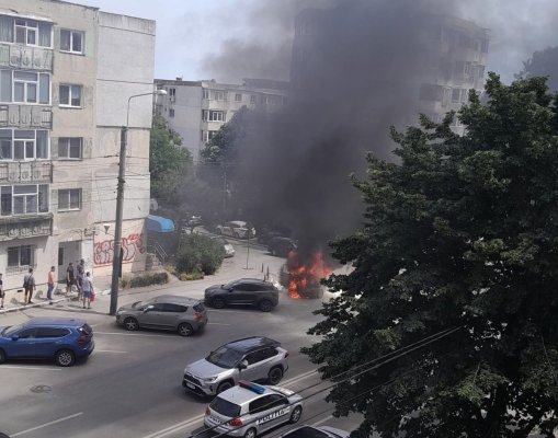 Alertă! Mașină în flăcări pe strada Soveja. Video 