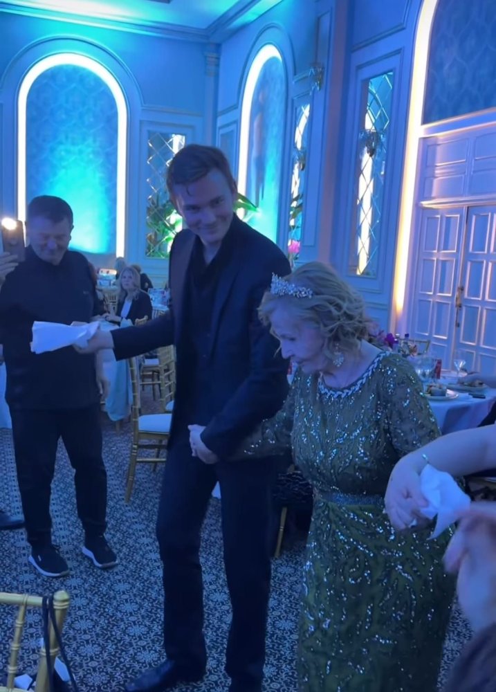 Anastasia Soare, „regina sprancenelor“, si-a aniversat mama de 89 de ani la hotel Del Mar din Mamaia. Video