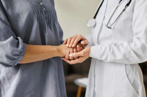 Cinci riscuri comune pentru sănătate cu care se confruntă femeile după menopauză
