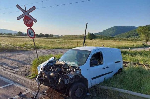 Un șofer a scăpat ca prin minune, după ce mașina în care se afla a fost lovită de un tren