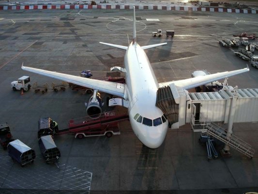 Aterizare forţată pe Henri Coandă, după ce un pasager care se afla la bordul avionului a murit