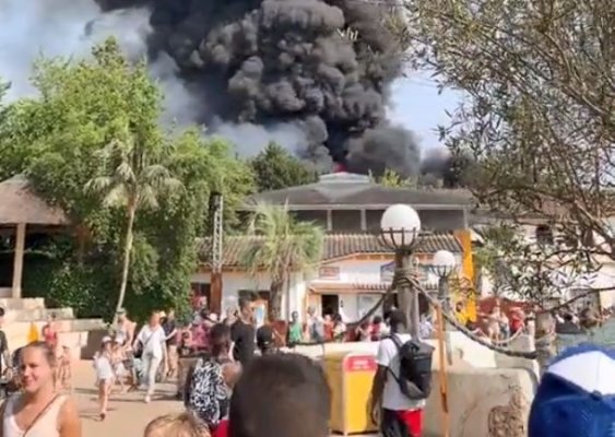 Germania: Circa 25.000 de vizitatori ai unui parc de distracţii, evacuaţi în urma unui incendiu